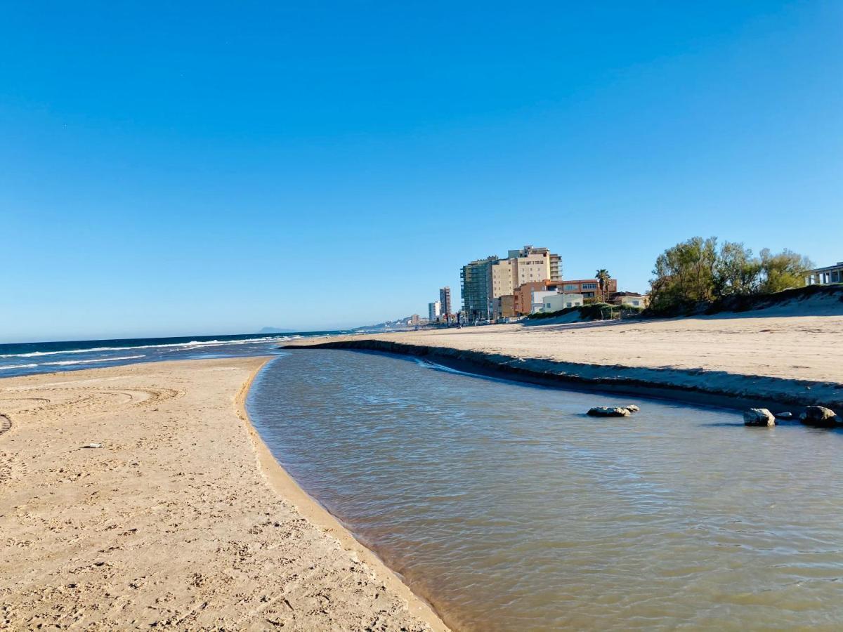 Beachfront Apartment With A Terrace Mareny Barraquetas Bagian luar foto